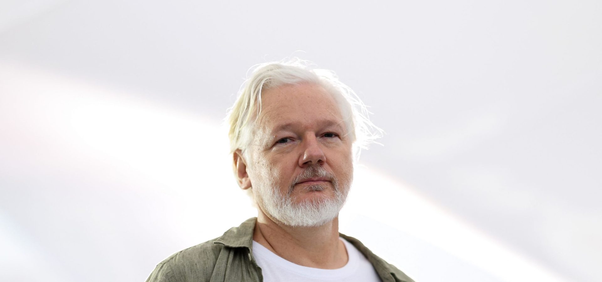 Julian Assange a Cannes ha indossato una maglietta con i nomi di tutti i bambini uccisi a Gaza