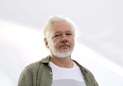Julian Assange a Cannes ha indossato una maglietta con i nomi di tutti i bambini uccisi a Gaza