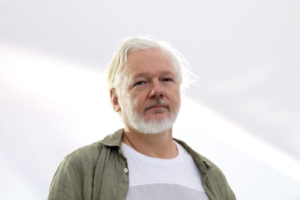 Julian Assange a Cannes ha indossato una maglietta con i nomi di tutti i bambini uccisi a Gaza
