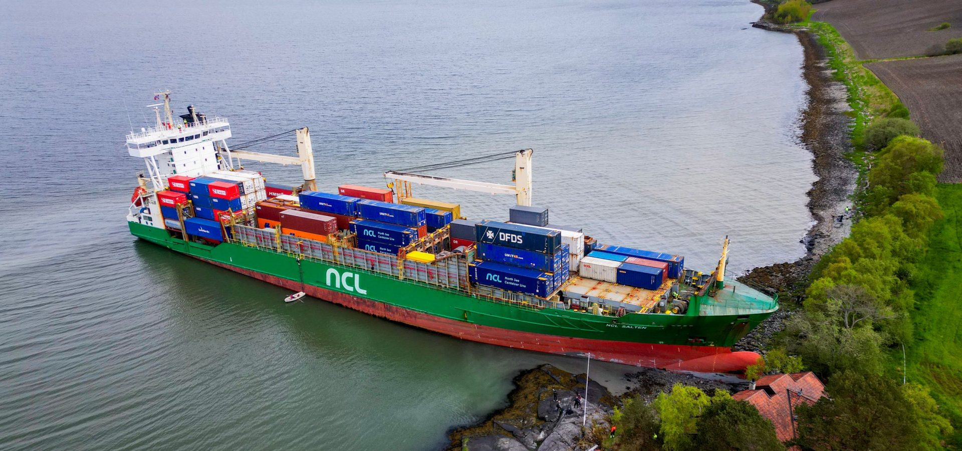 Una nave cargo in Norvegia è rimasta incastrata nel giardino di una casa, le immagini