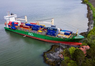 Una nave cargo in Norvegia è rimasta incastrata nel giardino di una casa, le immagini