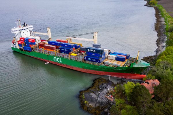 Una nave cargo in Norvegia è rimasta incastrata nel giardino di una casa, le immagini