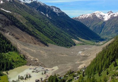A Blatten in Svizzera un grande ghiacciaio è crollato distruggendo un villaggio