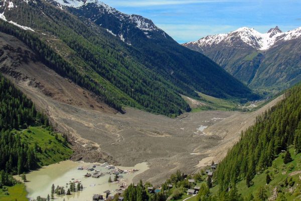 A Blatten in Svizzera un grande ghiacciaio è crollato distruggendo un villaggio