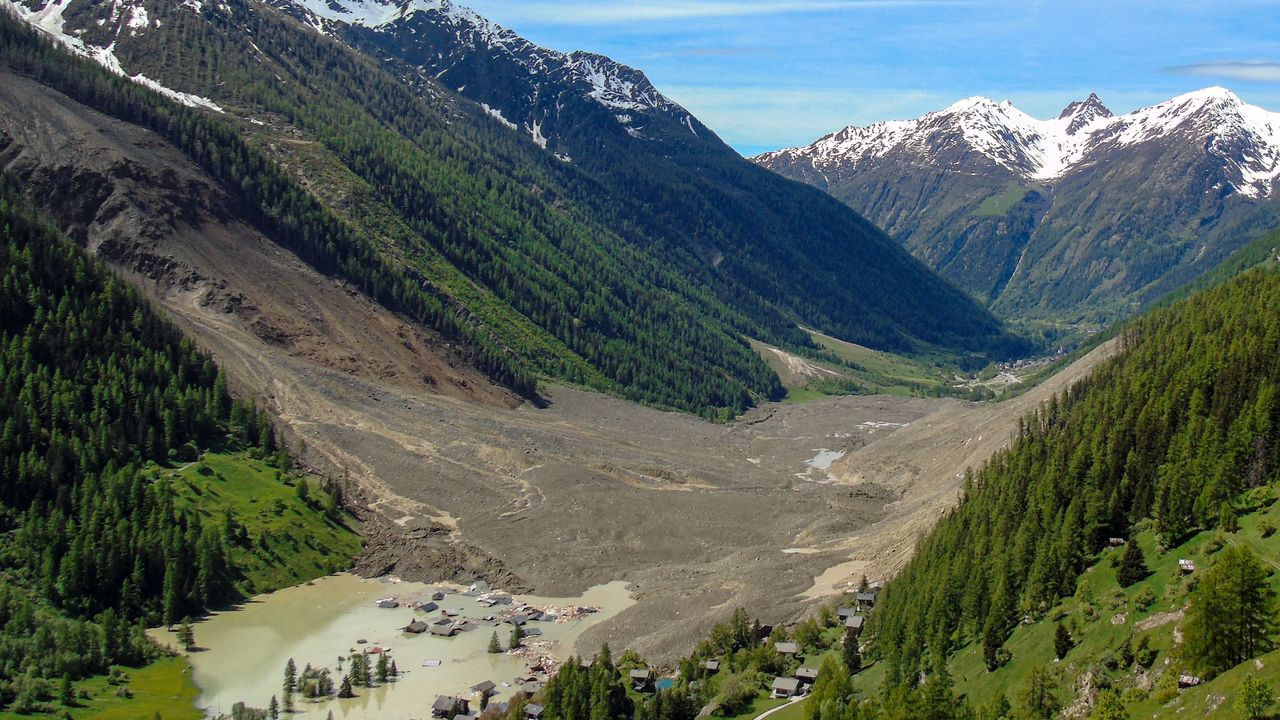 A Blatten in Svizzera un grande ghiacciaio è crollato distruggendo un villaggio