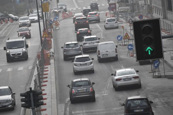 Emissioni di CO2 delle auto, il passo indietro dell'Europa sullo stop