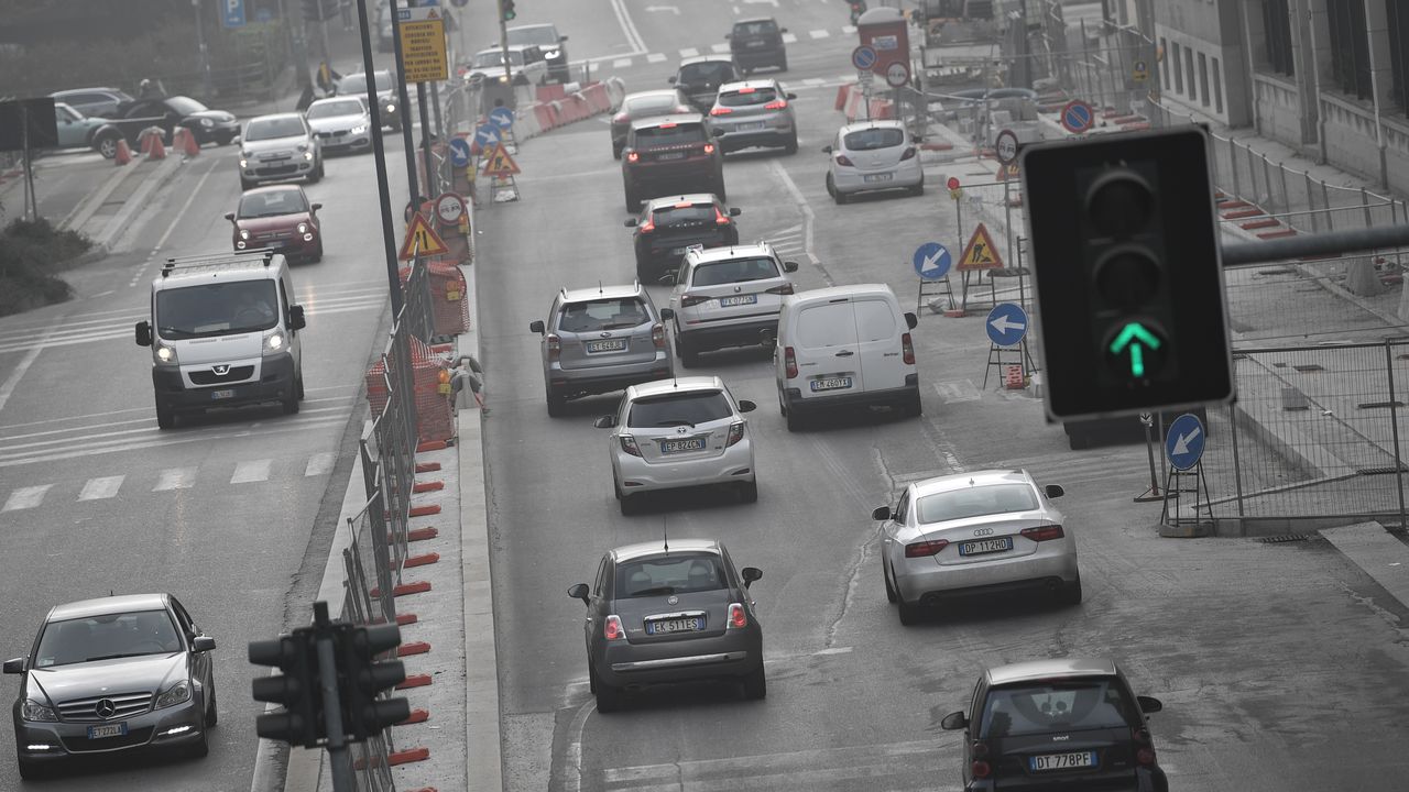 Emissioni di CO2 delle auto, il passo indietro dell'Europa sullo stop