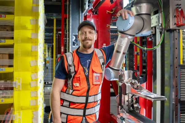 Amazon presenta Vulcan, un robot con il senso del tatto. Ruberà il lavoro agli umani?