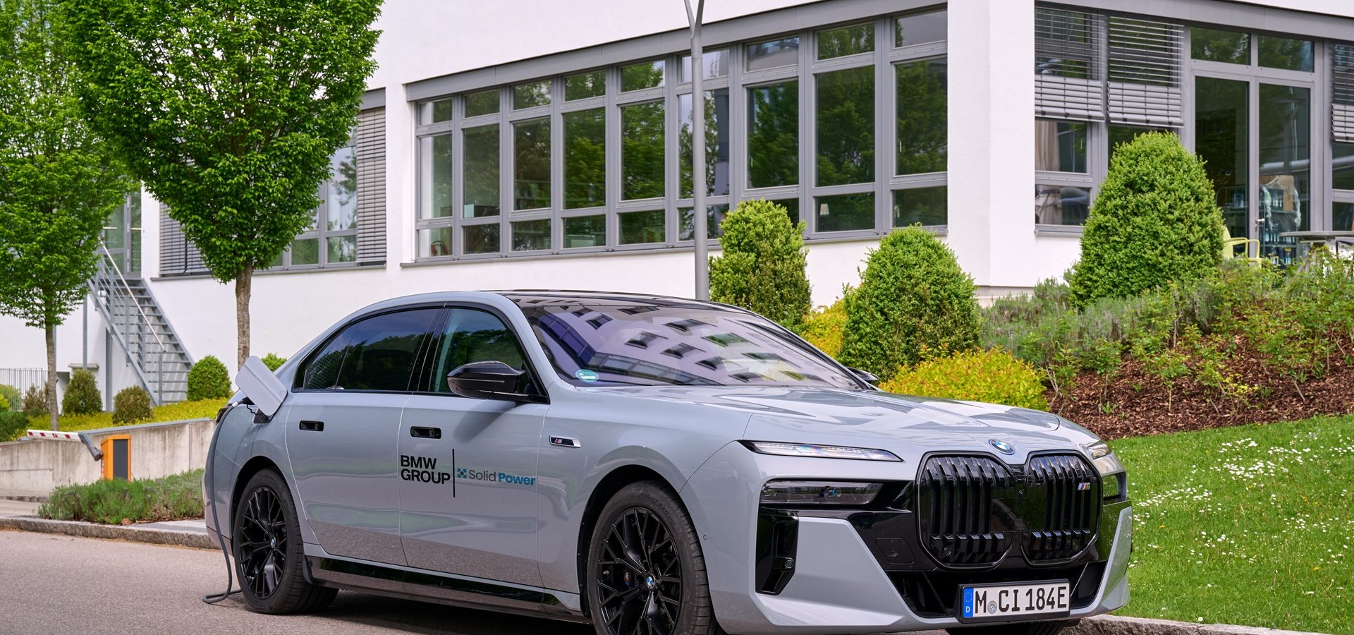 BMW ha completato il primo test su strada di una batteria allo stato completamente solido