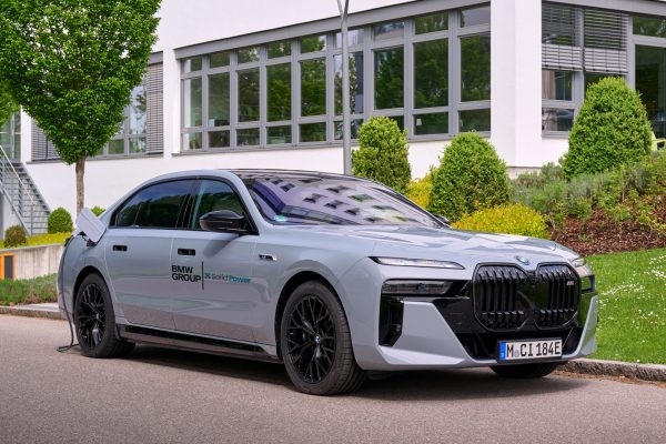 BMW ha completato il primo test su strada di una batteria allo stato completamente solido