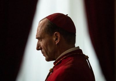 Conclave e gli altri film e serie da vedere per respirare atmosfere e intrighi dell’elezione del Papa