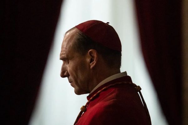 Conclave e gli altri film e serie da vedere per respirare atmosfere e intrighi dell’elezione del Papa