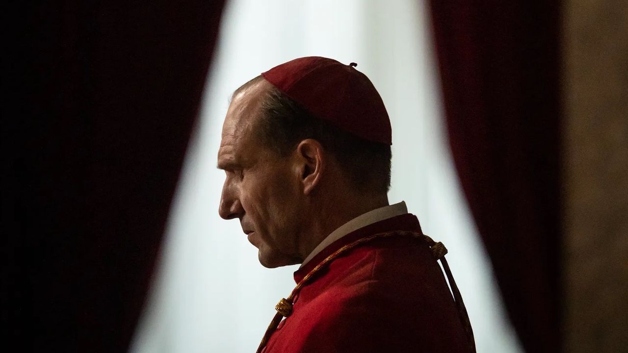 Conclave e gli altri film e serie da vedere per respirare atmosfere e intrighi dell’elezione del Papa