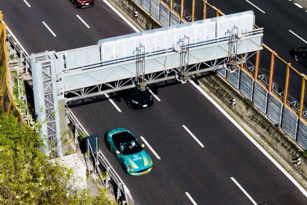 Dynamic Speed Limit, sperimentata a Napoli l’AI che elimina le code in autostrada