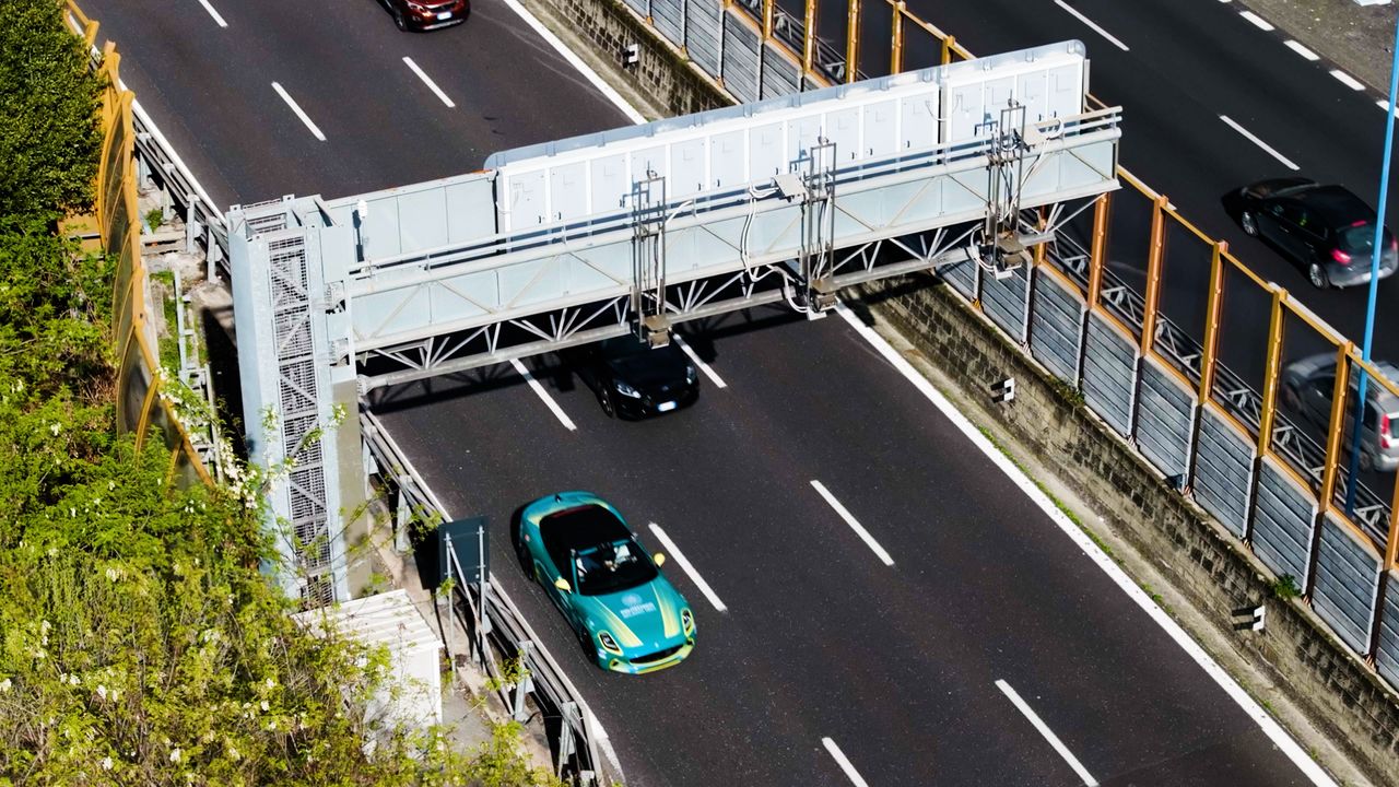 Dynamic Speed Limit, sperimentata a Napoli l’AI che elimina le code in autostrada