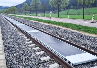 Esordio in Svizzera per il "ferrovoltaico": pannelli fotovoltaici sui binari del treno