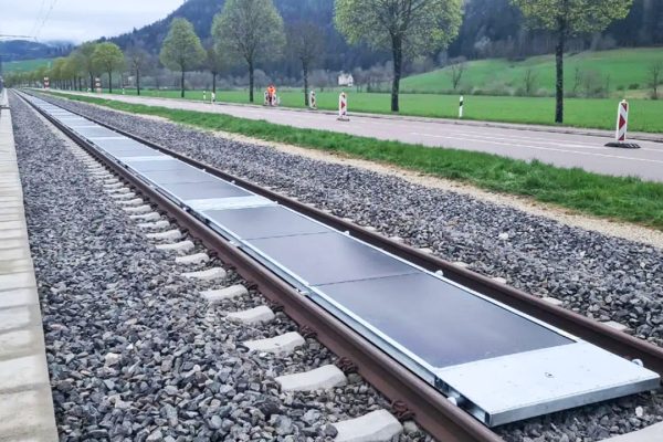 Esordio in Svizzera per il "ferrovoltaico": pannelli fotovoltaici sui binari del treno