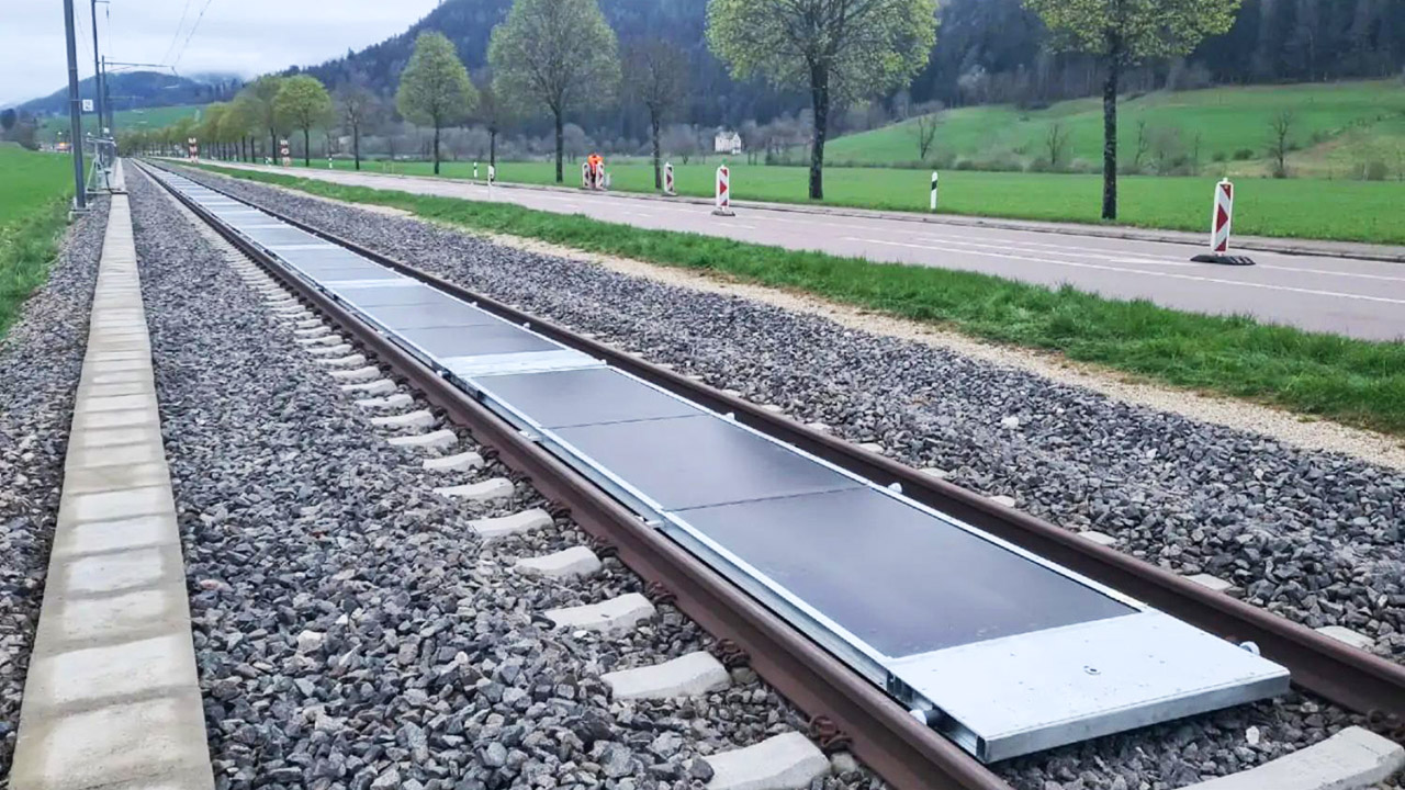 Esordio in Svizzera per il "ferrovoltaico": pannelli fotovoltaici sui binari del treno