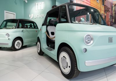 Fiat Topolino guida il mercato dei quadricicli elettrici e a maggio abbassa ancora il prezzo