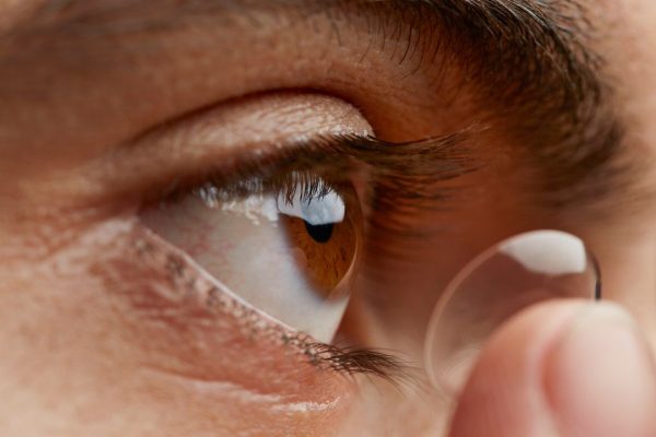 Arrivano le lenti a contatto a infrarossi che ci fanno vedere al buio, anche con gli occhi chiusi