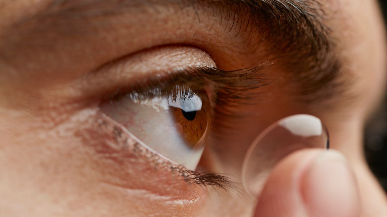 Arrivano le lenti a contatto a infrarossi che ci fanno vedere al buio, anche con gli occhi chiusi