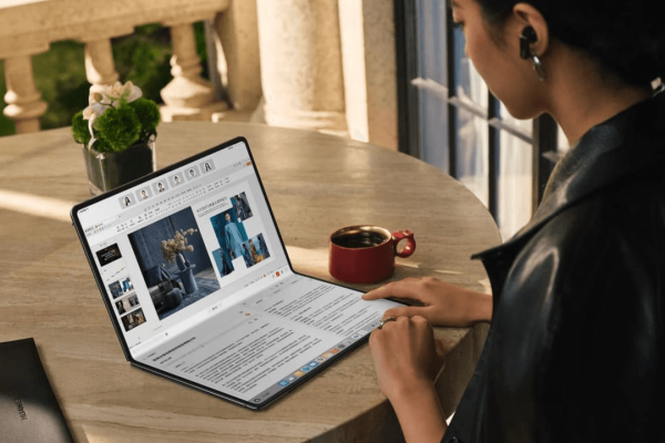 Huawei MateBook Fold Ultimate, il portatile con display pieghevole e spessore record