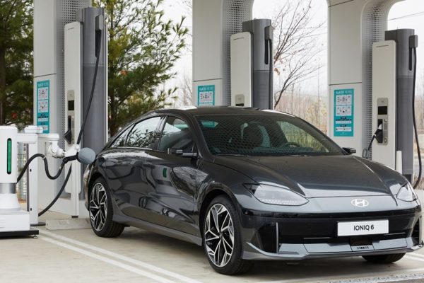 Hyundai installa i primi robot per la ricarica automatica dei veicoli alimentati dall'IA