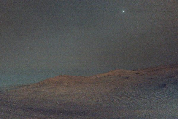 Il rover NASA Perseverance ha fotografato la luna Deimos prima dell'alba marziana