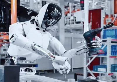 Iron, il robot umanoide di XPeng, è già al lavoro in fabbrica
