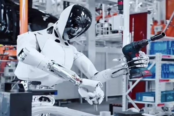 I robot umanoidi nei magazzini? Utili come costruire un aereo che sbatte le ali, secondo il CEO di Exotec