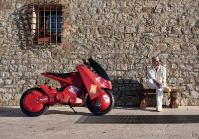 J Balvin festeggia 40 anni con una moto elettrica unica: tra anime giapponese, design artigianale e AI