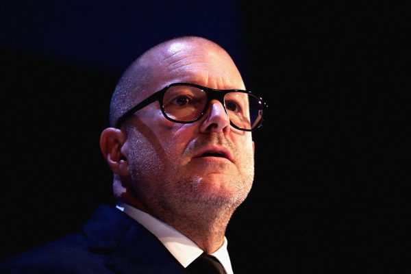 OpenAI “recluta” Jony Ive e punta dritto ai dispositivi AI