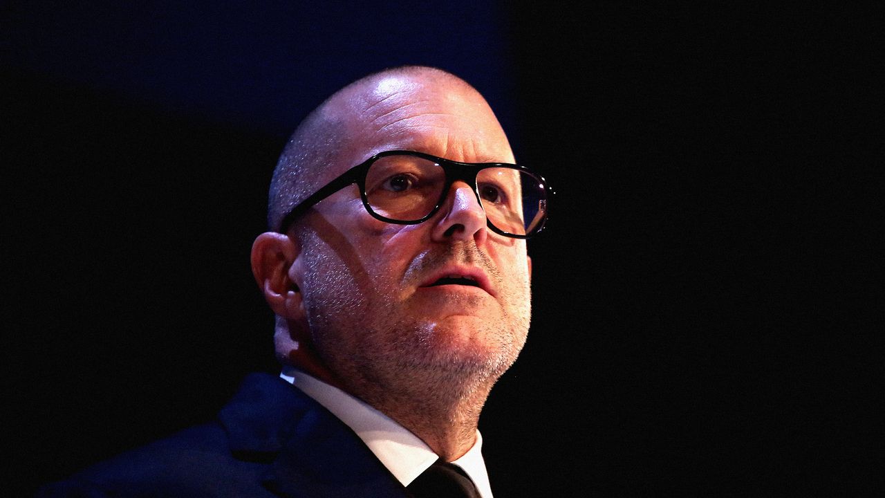 OpenAI “recluta” Jony Ive e punta dritto ai dispositivi AI