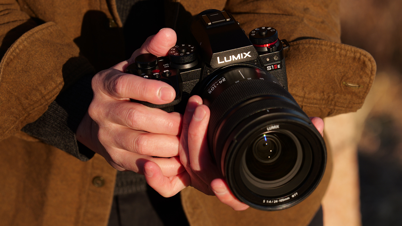 Panasonic annuncia due nuovi modelli della Serie LUMIX S: S1II e S1IIE.       C'è anche il nuovo obiettivo LUMIX S 24-60mm F2.8