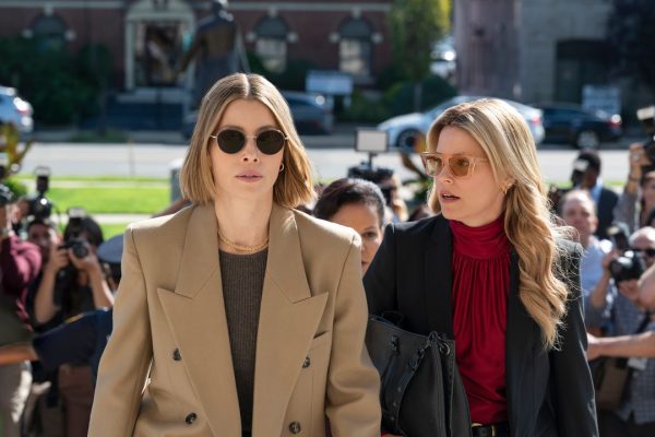 Sorelle sbagliate, la recensione della serie thriller su Prime Video con Elizabeth Banks e Jessica Biel