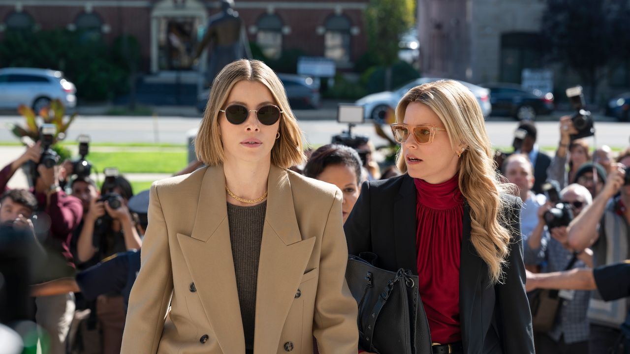 Sorelle sbagliate, la recensione della serie thriller su Prime Video con Elizabeth Banks e Jessica Biel