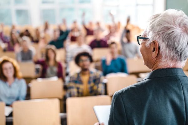 Professore usa ChatGPT per le lezioni, studentessa chiede il rimborso delle rette universitarie
