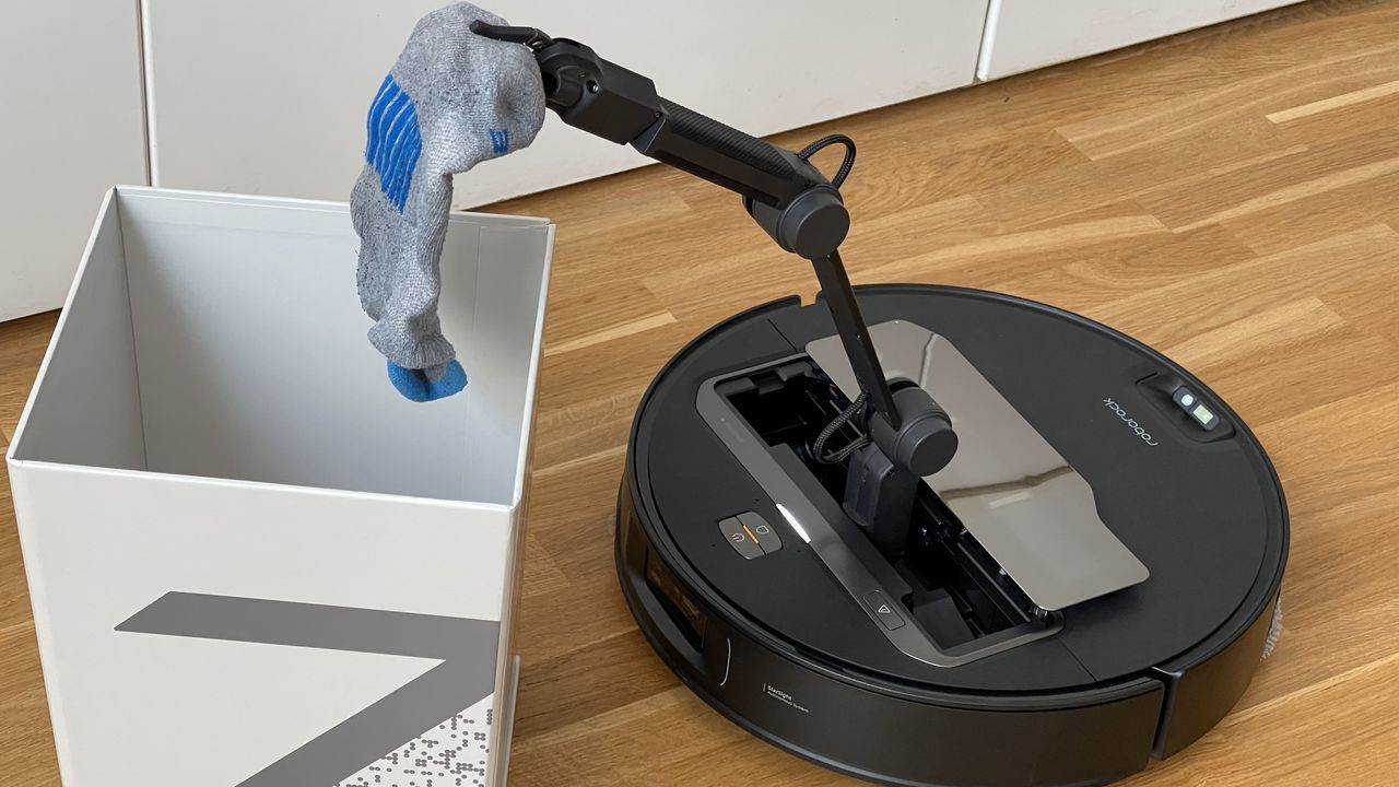 Recensione Roborock Saros Z70, il robot per le pulizie con il braccio in più