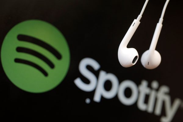 Spotify contro i podcast truffa: rimossi contenuti che promuovevano la vendita illegale di farmaci in USA