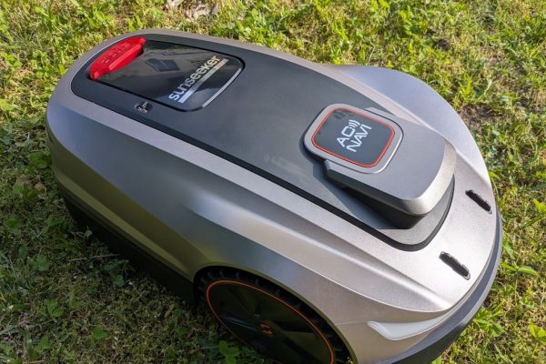 Il robot tagliaerba con AI che tiene il prato sempre perfetto