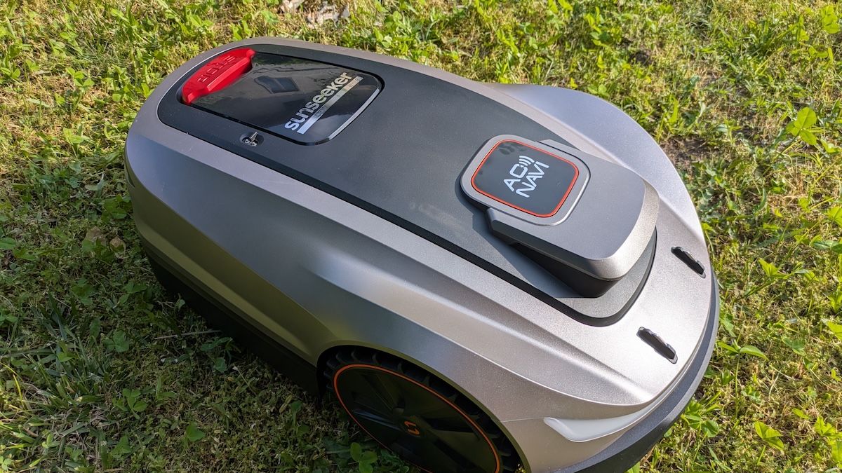 Il robot tagliaerba con AI che tiene il prato sempre perfetto