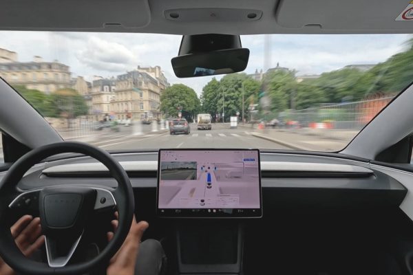 Tesla: ecco FSD (Supervisionato) alle prese con la rotonda più impegnativa d'Europa