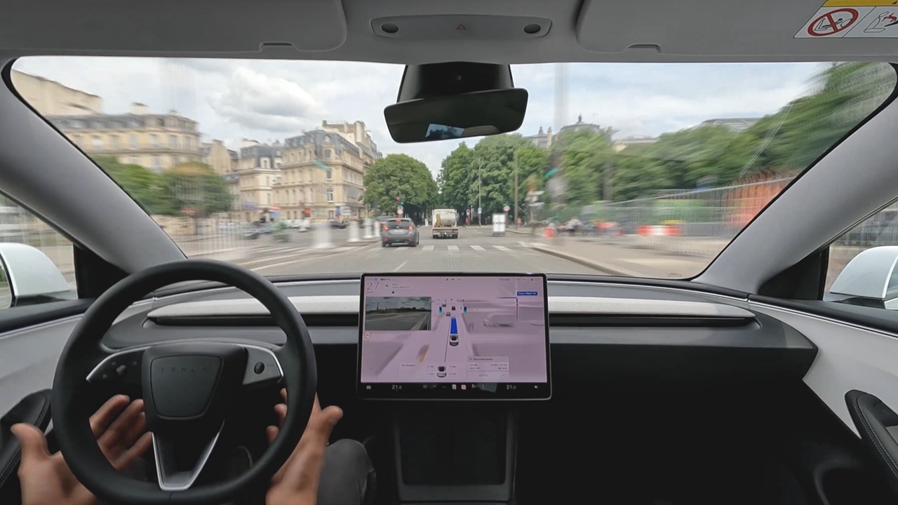 Tesla: ecco FSD (Supervisionato) alle prese con la rotonda più impegnativa d'Europa