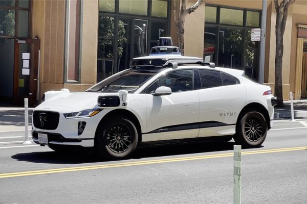 Toyota e Waymo alleate per portare la guida autonoma nelle auto private: al via una collaborazione strategica