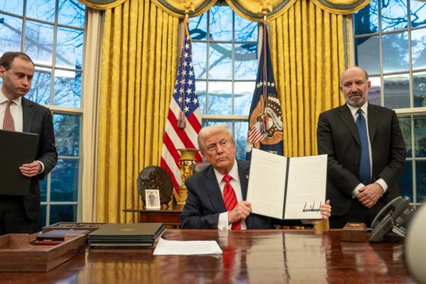 Trump vieta anche la vendita di software per la progettazione di chip alle società cinesi