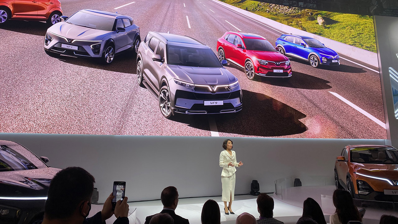 VinFast, la vendita diretta in Europa non funziona: in chiusura tutti gli store e service