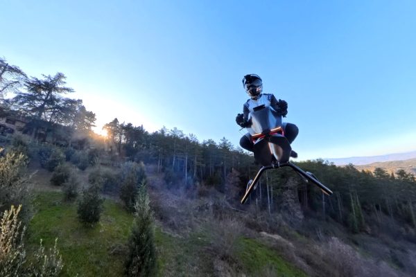 Volonaut Airbike in azione: un nuovo passo nella mobilità aerea personale, con omaggio a Star Wars