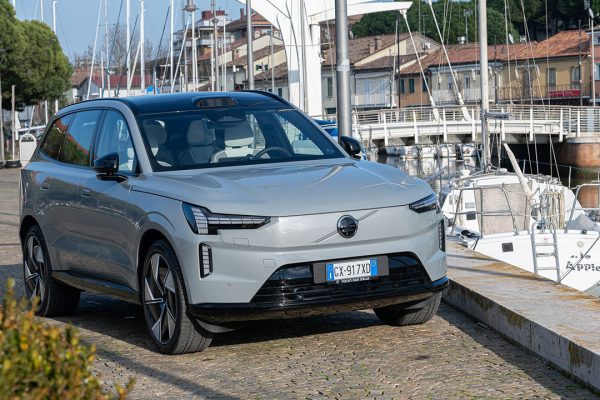 Volvo taglierà 3.000 posti di lavoro: pesano il calo degli utili e l’incertezza sui dazi USA