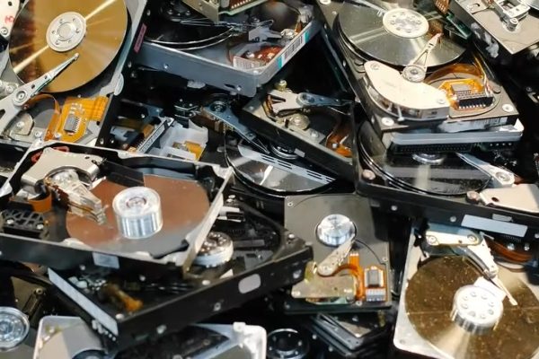 Western Digital investe in Cerabyte: supporti di archiviazione in ceramica, durata di oltre 5.000 anni