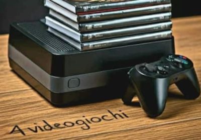 4 videogiochi: MotoGp 25, Days Gone, Revenge of the Savage Planet, Lushfoil Photography